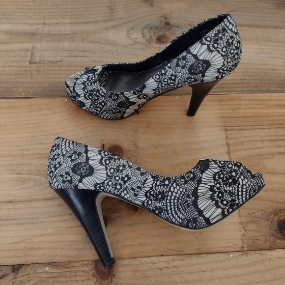Madden Girl Black & White Kaboby Peep Toe Heels New Size 6.5 - Picture 2 of 14